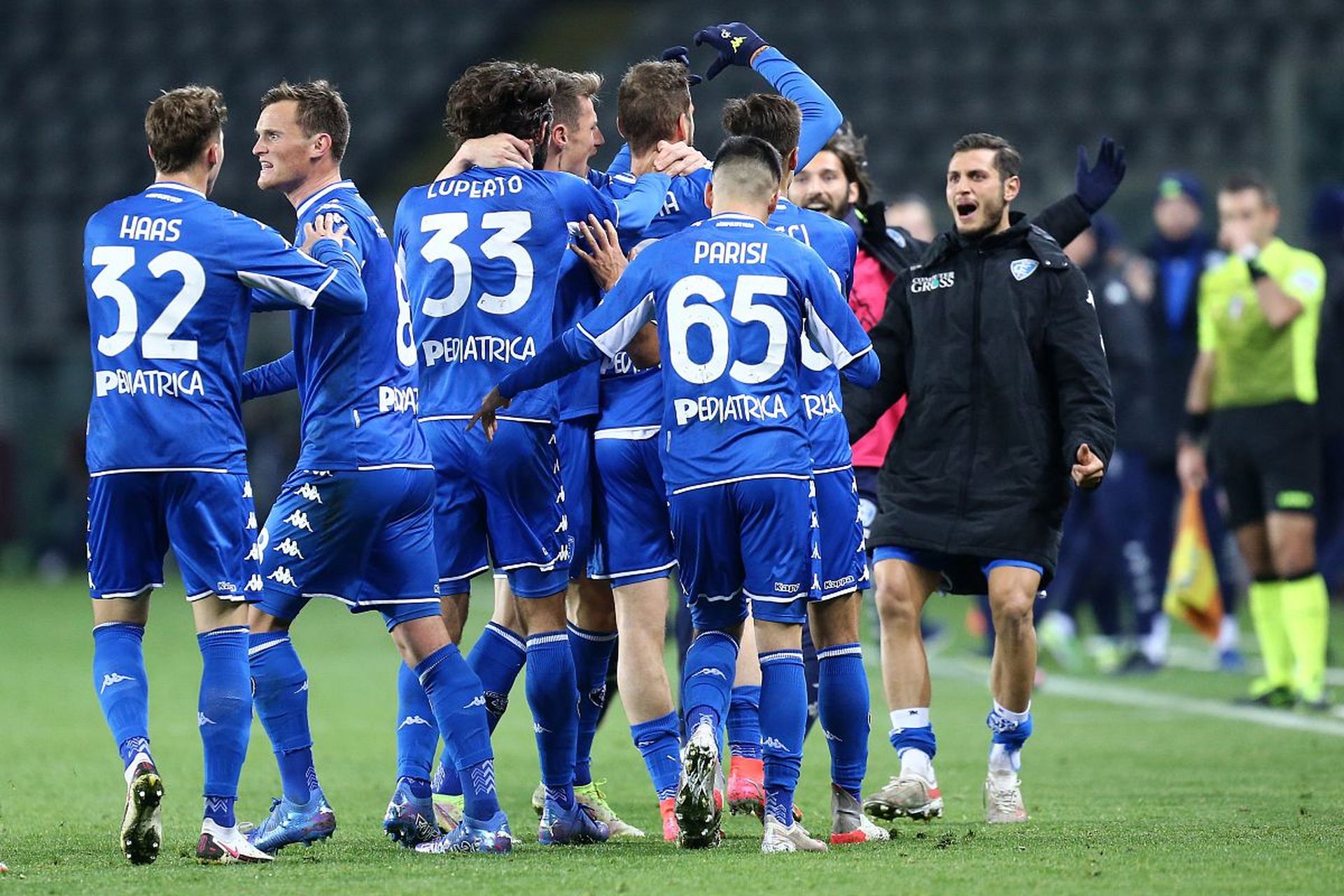 海底捞月！贝恩持球突破 拉杆躲闪防守高难度命中（贝恩强突空中拉杆躲防 高难度上篮命中）